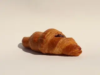 Круасан із вишневим джемом (80g)