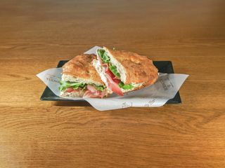 Fiocchetto di lonzino, ricotta e lattughino - media