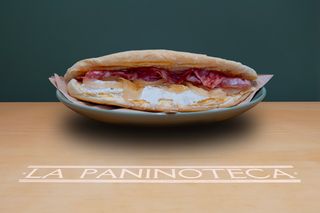 30 Crema di dentice, salame e cipolla caramellata