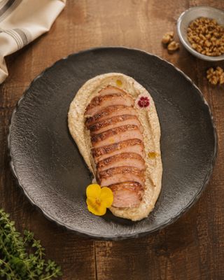 იხვის მკერდი ნიგვზიანი ბაჟეს სოუსში / Duck Breast with Walnut Bazhe