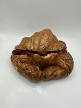 Croissant Con Mantequilla Y Mermelada
