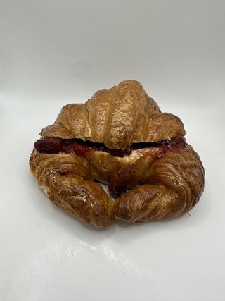 Croissant Con Mantequilla Y Mermelada