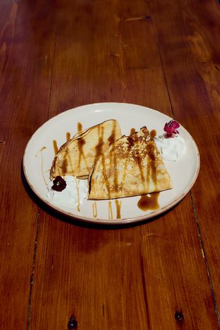 Clătite cu cremă de brânză și stafide