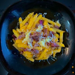 Pomfrit sa slaninicom i čedarom