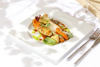 Piept de pui à la plancha cu salsa de ardei copti si pastârnac si morcovi caramelizaţi 