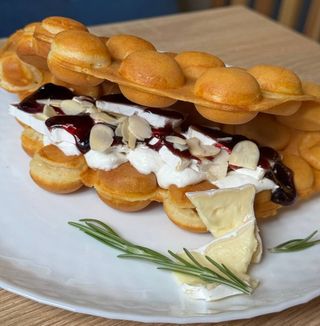 Вафля з чорницею, крем-чизом та Брі