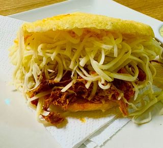 Arepa De Carne desmechada Y Queso (1 Ud.)