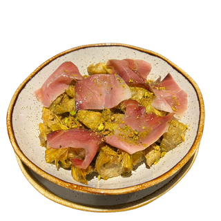 Carxofes cruixents amb speck i condiment de festucs