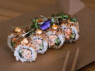 Рол Каліфорнія зі смаженим лососем