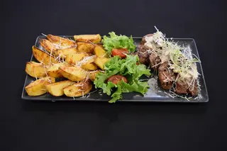 Carne de vită cu sos de ciuperci și cartofi