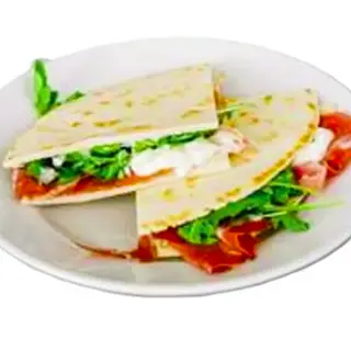 Piadina con prosciutto crudo, squacquerone e rucola