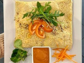 18D. Z wędzonym łososiem, brokułem, brie, suszonym pomidorem