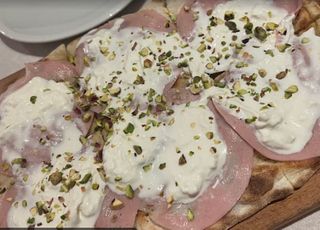 Focaccia mortadella, burrata e pistachio