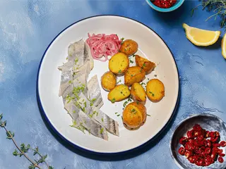 Śledź Bałtycki ze smażonymi ziemniakami i szczypiorkiem (130g)