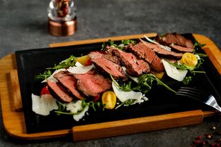 Tagliata de vită cu rucola, roșii cherry și parmezan