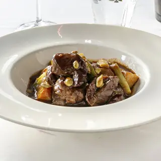 Salteado de solomillo a los ajos tiernos