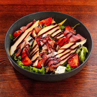 Salată cu pere și prosciutto crudo 