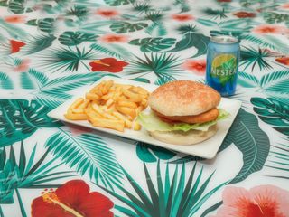 Menú Hamburguesa Con Huevo Con Patatas Y Bebida