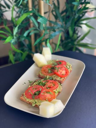 Torrada com Guacamole, Tomate E Coentros