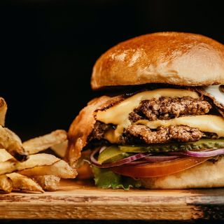 Burger Radości z wołowina i frytkami