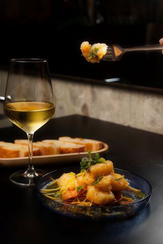 Langostinos Crocantes Con Miel De Maracuyá Y Fideos De Arroz Fritos