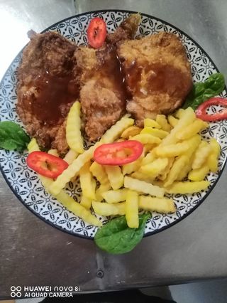 Свински медальони на тиган с картофки и печен сос