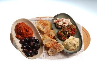 Плато разядки (лютеница, каслини, кьополу, катък, хумус) (250гр)