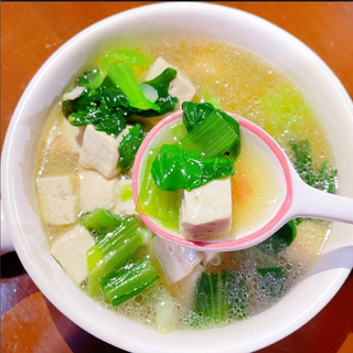 A6. Supă de Dou Fu cu salată 青菜豆腐汤