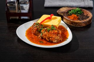 Tocăniță din pulpe de pui cu mămăliguță