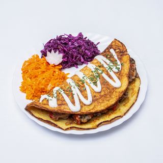 Placek po węgiersku z gulaszem