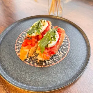 Bruschete cu roșii si buratta