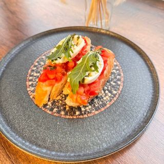 Bruschete cu roșii si buratta