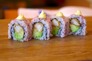 Суши Урамаки хрупкаво пиле с юкари ориз (4бр-90г)