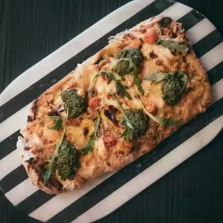 Pinsa Tomate y Pesto (1 ó 2 personas)