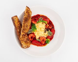 Скрембл с томатами и креветками