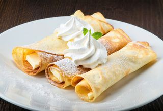 Naleśniki z serem i bitą śmietaną