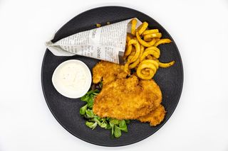 Piept de pui in crusta Panko, cartofi spiralati si sos remoulade