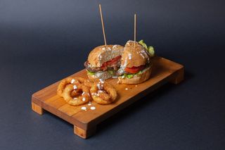 Bono Vox burger sa pekarskim krompirom