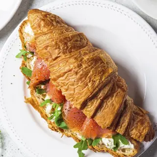 Croissant con salmón