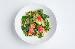 Салат с киноа и лососем