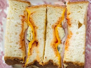 Сандвіч три сири з шинкою