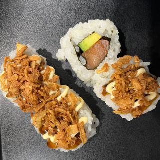 83. Uramaki Crispy Salmón Y Aguacate (4 Pzs.)