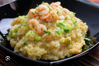 Carnaroli mantecato con vellutata di zucchine, profumo di menta e gamberetti scottati