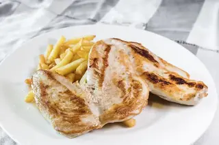 Peituga á prancha con patacas fritas