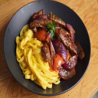 Tallarín Salteado Criollo de Ternera