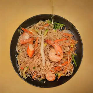 Spaghetti di riso con gamberi e verdure alla piastra