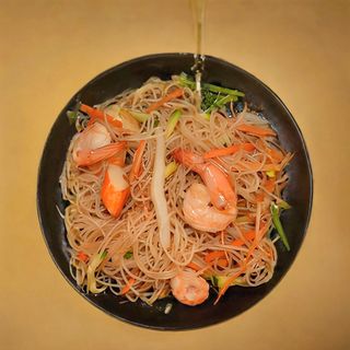 Spaghetti di riso con gamberi e verdure alla piastra