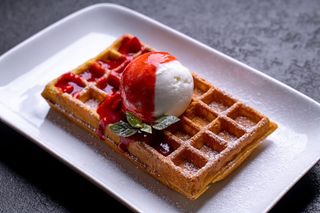 Бельгийские вафли с мороженым