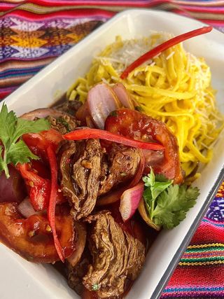 Spaghetti a la huancaína con lomo saltado