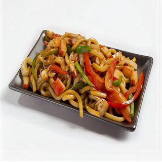 Udon japonesa con tira de pollo y marisco al wok con salsa especial casa .